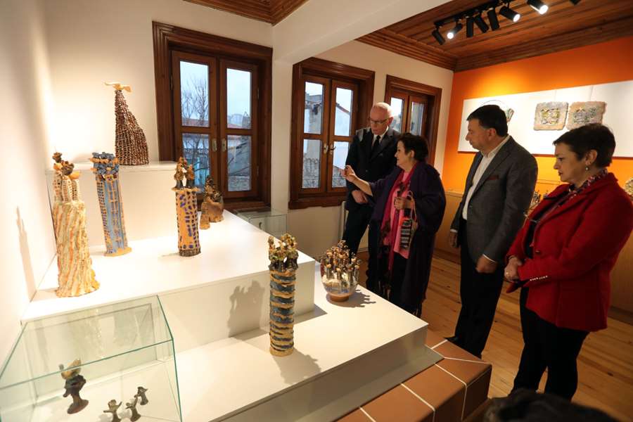 Şehrin Ateşi Seramik Galerisi yolculuğuna “Kuşlar, Evler, Ağaçlar” ile devam ediyor