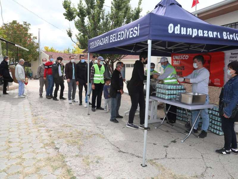 Yunus Emre için Odunpazarı pilav ikram etti