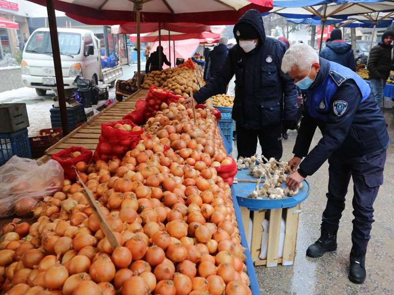 Zabıta ekiplerinden donmuş sebze meyve denetimi