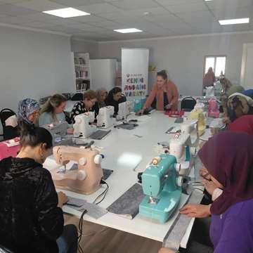 Dikiş makineleri tanıtıldı, el emeği çantalar üretildi